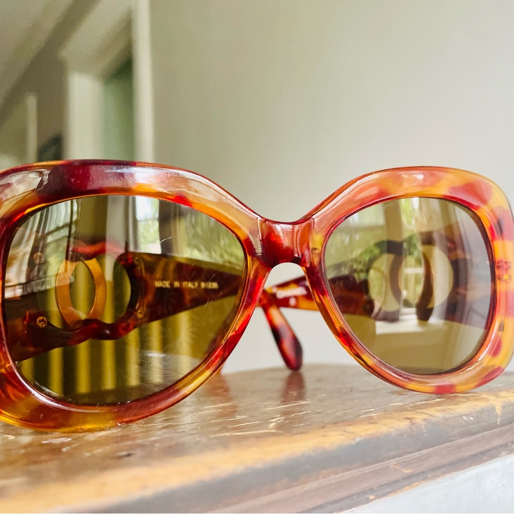 Vintage 90’s Y2K authentic Chanel tortoiseshell logo sunglasses